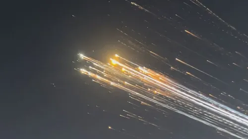 شظايا مضيئة تتساقط من مركبة فضائية تابعة لشركة سبيس إكس بعد انفجارها خلال رحلة تجريبية فوق المحيط، مضيفةً قلقًا بشأن حطامها على جزر تركس وكايكوس.