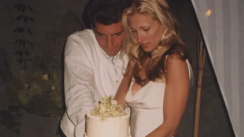 تظهر الصورة كارولين بيسيت-كينيدي وجون كينيدي الابن أثناء قطع كعكة الزفاف، حيث ترتدي بيسيت-كينيدي فستان زفاف بسيط وأنيق.