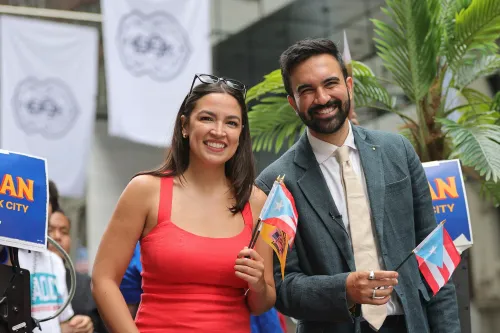 ممداني وأوكاسيو كورتيز يبتسمان حاملين أعلام بورتو ريكو، في حدث احتفالي بمدينة نيويورك، استعدادًا لحفل تنصيب ممداني.