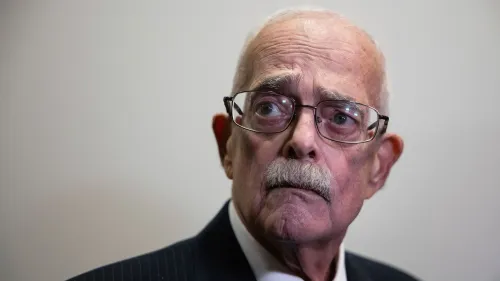 النائب جيري كونولي، عضو لجنة الرقابة، يظهر بتعبير جاد بعد إعلان عودته لسرطان المريء وقراره بعدم السعي لإعادة انتخابه.