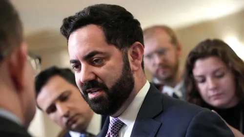 النائب مايك لولر يتحدث مع الصحفيين، مع التركيز على قرار ترشحه لإعادة انتخابه في مجلس النواب.