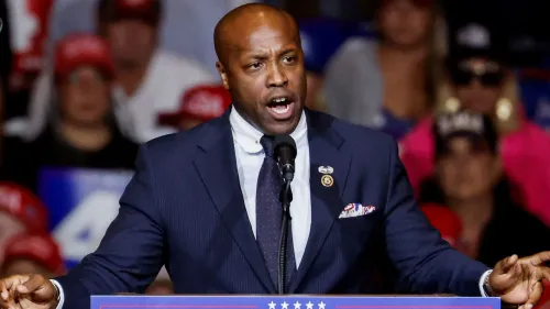 النائب الجمهوري ويسلي هانت يتحدث في تجمع انتخابي، مع جمهور خلفه يرتدي قبعات تحمل شعار ترامب، معبرًا عن طموحاته للترشح لمجلس الشيوخ في تكساس.