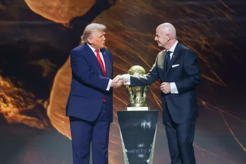 اجتماع بين دونالد ترامب ورئيس الفيفا جياني إنفانتينو، مع كأس العالم، في سياق اقتراح استبدال إيران بإيطاليا في البطولة.