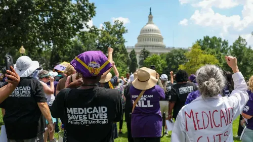 محتجون يرتدون قمصاناً تحمل شعارات تدعو لحماية برنامج ميديكيد، يتظاهرون أمام مبنى الكابيتول في واشنطن، مطالبين بعدم تخفيض الرعاية الصحية.