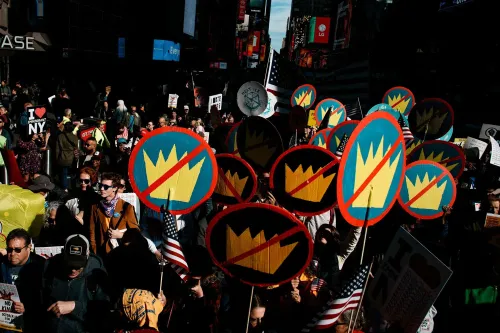 تجمع حشود من المتظاهرين في نيويورك يحملون لافتات تحمل شعار "لا للملوك" تعبيرًا عن معارضتهم لسياسات ترامب.