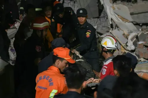 فرق الإنقاذ تعمل على انتشال الناجين من تحت الأنقاض بعد الزلزال المدمر في ميانمار، حيث تزايد عدد الضحايا بشكل مقلق.