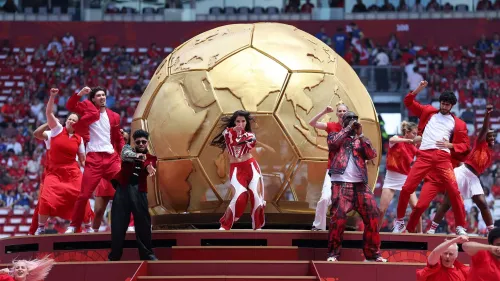 عرض فني احتفالي أمام كرة ذهبية ضخمة على شكل كرة قدم في افتتاح كأس العالم 2026 بنيو جيرسي، مع أداء راقص.