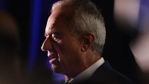 تصريح وزير الصحة روبرت كينيدي جونيور خلال مؤتمر صحفي، حيث يناقش تفشي مرض الحصبة في غرب تكساس وأثره.