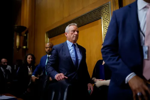 وزير الصحة الأمريكي روبرت ف. كينيدي جونيور يتحدث في جلسة رسمية، مع خلفية تضم موظفين آخرين، معبرًا عن آرائه حول وكالات الصحة العامة.