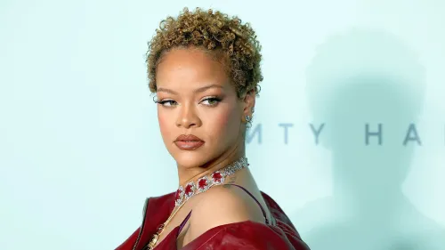 ريهانا تظهر في استوديو التسجيل، تضحك وتبتسم أثناء العمل على أغنيتها الجديدة "Friend of Mine" لفيلم "السنافر".