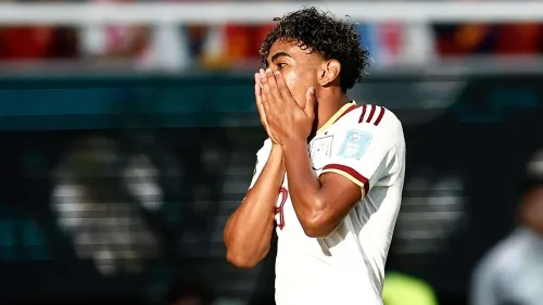 لاعب كرة قدم إسباني شاب يرتدي زي المنتخب الوطني يضع يديه على وجهه أثناء مباراة كأس العالم 2026.