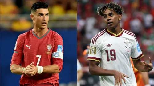 كريستيانو رونالدو قائد منتخب البرتغال يرتدي القميص الأحمر، وجانب منه لاعب منتخب إسبانيا بالقميص الأبيض خلال مباراة كأس العالم.
