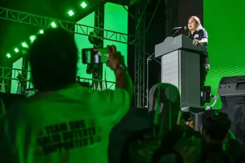 سارة دوتيرتي تتحدث أمام حشد من المؤيدين خلال تجمع انتخابي في الفلبين، مع خلفية مضيئة باللون الأخضر.