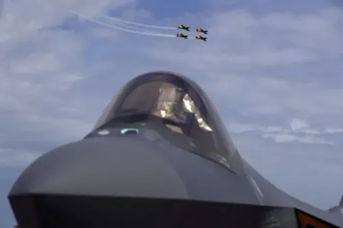 طائرة مقاتلة من طراز F-16 في المقدمة مع طائرات أخرى تحلق في السماء، تعكس استعداد رومانيا لمواجهة التهديدات الجوية.