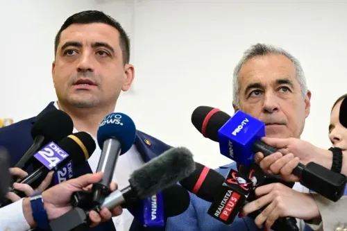 جورج سيميون، مرشح رئاسي روماني، يتحدث أمام وسائل الإعلام خلال الانتخابات، محاطًا بالميكروفونات، مع التركيز على دعم القومية.