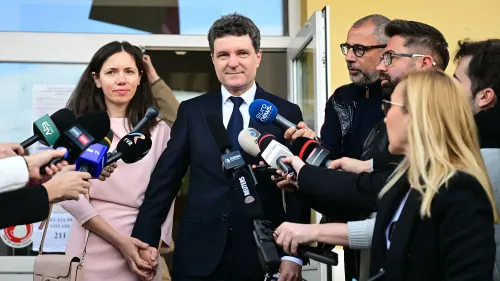 نيكوسور دان، المرشح الرئاسي الروماني، يتحدث للصحفيين بعد فرز الأصوات، مع وجود صحفيين يحملون ميكروفونات من مختلف وسائل الإعلام.