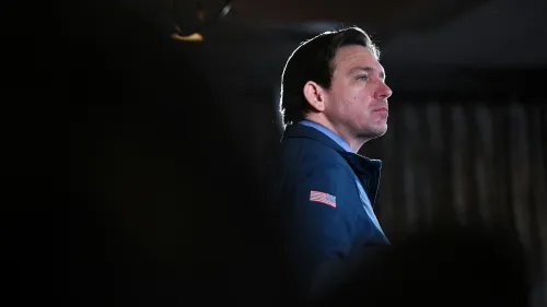 رون ديسانتيس، حاكم ولاية فلوريدا، أثناء حديثه في حدث يناقش إصلاحات الاقتراع التي قد تؤثر على استثمارات ترامب في المنطقة.