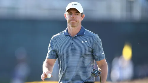 روري ماكلروي يتوجه نحو المتفرجين بعد مضايقته خلال بطولة اللاعبين، مع تعبير عن عدم الرضا في وجهه.