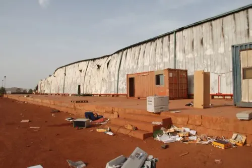 حقل هجليج النفطي في جنوب كردفان، يظهر مباني متضررة ومخلفات، بعد السيطرة عليه من قبل قوات الدعم السريع وسط تصاعد النزاع في السودان.