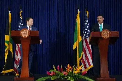 وزير الخارجية الأمريكي ماركو روبيو ورئيس الوزراء الجامايكي أندرو هولنيس خلال مؤتمر صحفي في جامايكا، يتحدثان عن التعاون الطبي والسياسات الأمريكية.