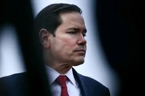 ماركو روبيو، وزير الخارجية الأمريكي، يتحدث بجدية، مع التركيز على التصريحات حول مضيق هرمز والنزاع مع إيران.