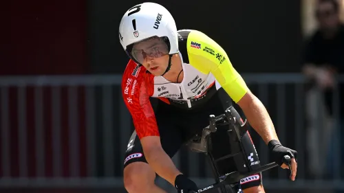 الدراج ديون سميث أثناء مشاركته في سباق جيرو دي إيطاليا، حيث تعرض لموقف مثير مع ماعز هارب خلال مرحلة صعبة.