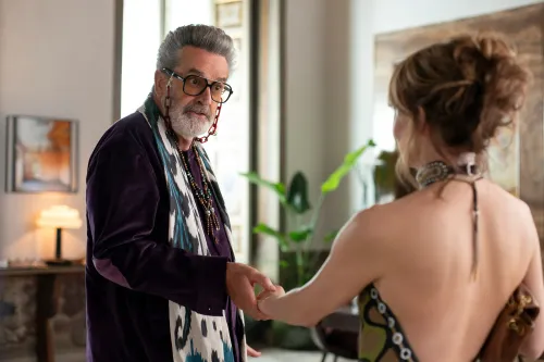 روبرت إيفيريت يتحدث مع شخصية أخرى في مشهد من مسلسل "إميلي في باريس"، حيث يعبر عن خيبة أمله بعد طرده من العمل.