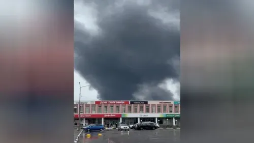 سحابة دخان كثيفة تتصاعد فوق مبنى تجاري في مدينة روسية، تشير إلى وقوع هجوم جوي أو انفجار، مما يعكس تصاعد التوترات في النزاع الأوكراني.