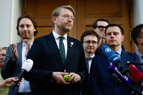زعيم حزب Yabloko الروسي يحمل تفاحة وسط تجمع صحفي بعد قرار المحكمة العليا بحرمان الحزب من المشاركة في الانتخابات البرلمانية.