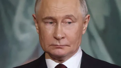 الرئيس الروسي فلاديمير بوتين خلال حديثه عن وقف إطلاق النار، مع تعبير وجه يعكس التوتر والجدل حول الوضع العسكري في أوكرانيا.