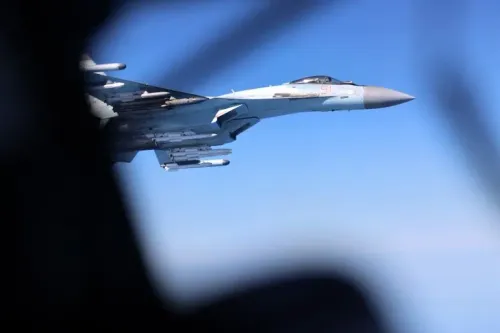 طائرة روسية من طراز Su-35 تحلق بالقرب من طائرة استطلاع بريطانية فوق البحر الأسود، خلال مهمة مراقبة روتينية.