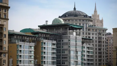 مبنى حديث بجانب مباني تقليدية في موسكو، يعكس التوترات الدبلوماسية بين روسيا وبريطانيا بعد طرد دبلوماسيين بريطانيين.