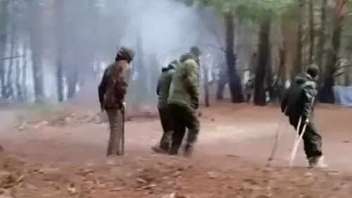 جنود روس مصابون يستخدمون العكازات في منطقة غابية، محاطون بدخان، يظهرون في حالة هروب من خطر محتمل.