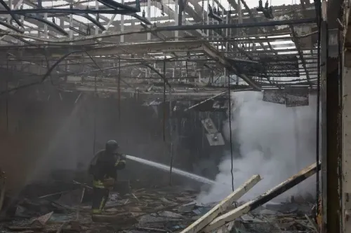 رجال الإطفاء يعملون على إخماد حريق في مبنى مدمر بعد الهجوم الروسي على كييف، مما أدى إلى أضرار جسيمة وإصابات.