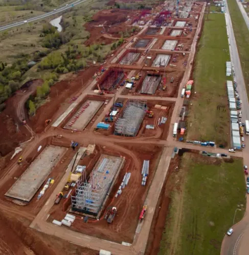 تظهر الصورة موقع مصنع الطائرات بدون طيار "ألابوغا" في روسيا، مع تقدم ملحوظ في البناء ومرافق جديدة تتشكل.