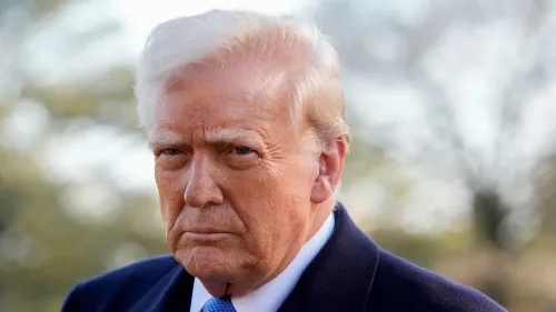 تصريح الرئيس الأمريكي دونالد ترامب حول رغبة روسيا في إنهاء الحرب مع أوكرانيا، مع تعبير عن مخاوف من مماطلة موسكو.