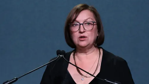 تتحدث غالينا تيمشينكو، رئيسة مطبوعة ميدوزا، خلال مؤتمر صحفي، في ظل إجراءات جنائية ضدها بسبب تغطيتها للنزاع في أوكرانيا.