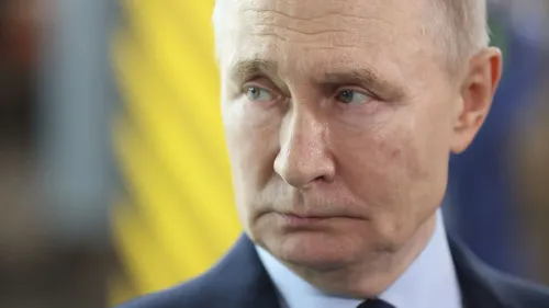 صورة قريبة لفلاديمير بوتين، حيث يظهر بملامح جدية، مع خلفية غير واضحة. تعكس الصورة تصريحات روسيا حول التعاون الاقتصادي مع الولايات المتحدة.