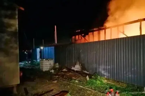 حريق في مبنى سكني بمنطقة بافلوفسكي بوساد بموسكو إثر هجوم الطائرات المسيّرة الأوكرانية على العاصمة الروسية.