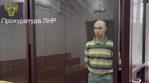 أوسكار جينكينز، رجل أسترالي، يقف في قفص زجاجي داخل المحكمة في لوهانسك بعد حكم بالسجن 13 عامًا لقتاله مع القوات الأوكرانية.