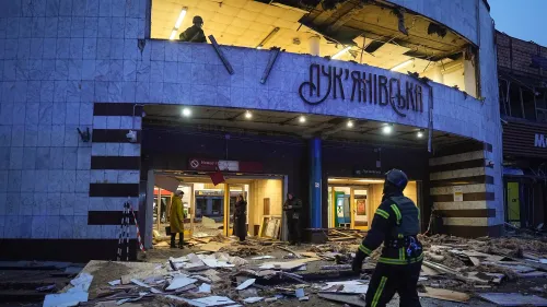 تظهر الصورة محطة مترو في كييف متضررة جراء الهجوم، مع وجود debris وأفراد من الإنقاذ أثناء البحث عن ضحايا.