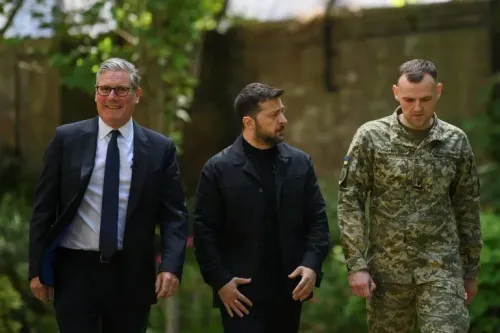اجتماع بين الرئيس الأوكراني فولوديمير زيلينسكي ورئيس الوزراء البريطاني كير ستارمر، مع وجود ضابط عسكري، في بيئة خارجية.
