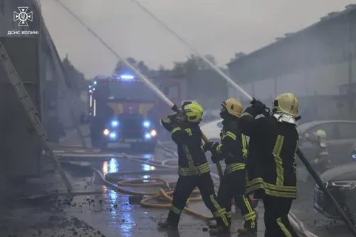 رجال إطفاء أوكرانيون يواجهون حريقًا في مبنى سكني بكييف، حيث استخدموا خراطيم المياه لإخماد النيران وسط أجواء ضبابية.