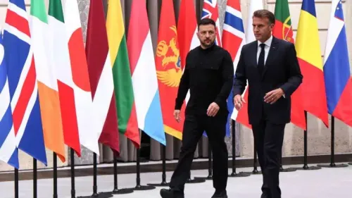 اجتماع بين الرئيس الأوكراني فولوديمير زيلينسكي والرئيس الفرنسي إيمانويل ماكرون، مع أعلام الدول المشاركة في الخلفية، خلال قمة لمناقشة الضمانات الأمنية لأوكرانيا.