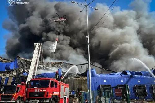 تصاعد الدخان الكثيف من مبنى محترق في زابوريجيزيا، حيث تتدخل فرق الإطفاء والطائرات لإخماد النيران بعد الهجمات الروسية.