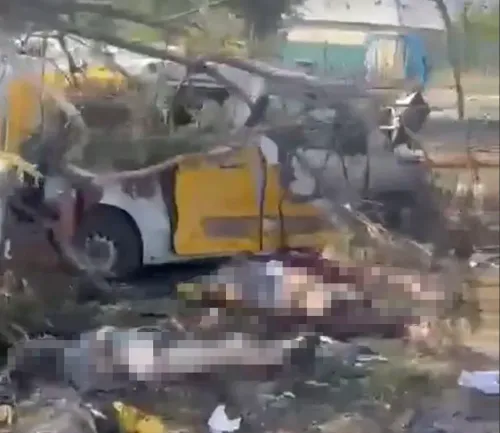 آثار الهجوم الجوي الروسي في قرية ياروفا، حيث تظهر جثث مدنيين ملقاة على الأرض بالقرب من شاحنة بريدية مدمرة، مما يعكس الفظاعة التي خلفها الهجوم.