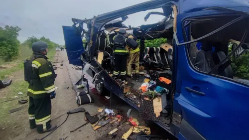 حافلة مدنية مدمرة في أوكرانيا بعد هجوم بطائرة مسيرة، حيث يظهر رجال الإطفاء وهم يعملون في موقع الحادث.