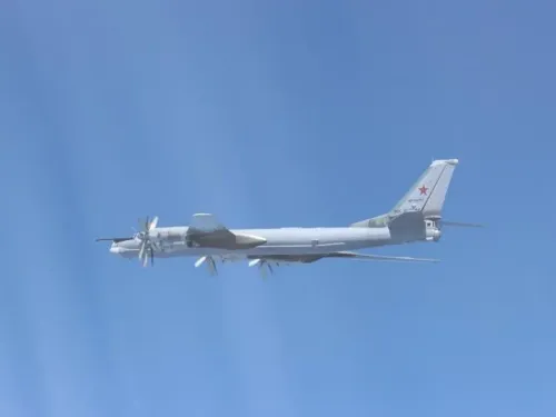 قاذفة استراتيجية روسية من طراز تو-95 تحلق في السماء، في إطار دوريات مشتركة مع القوات الصينية بالقرب من اليابان.
