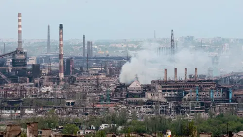 مصنع آزوفستال في ماريوبول، الذي أصبح رمزًا للمقاومة الأوكرانية، يظهر مدمرًا مع أعمدة دخان ترتفع من بين الأنقاض.