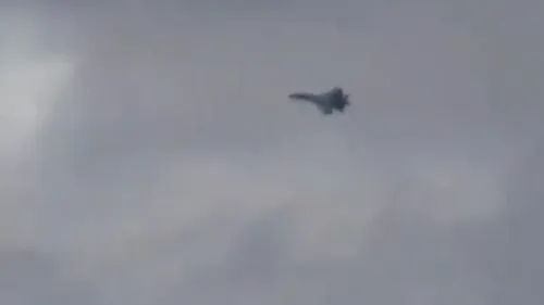 طائرة مقاتلة روسية من طراز سو-35 تحلق في السماء، في سياق تصعيد التوترات العسكرية حول ناقلة نفط غير مرخصة.